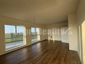 NOVOSTAVBA, 3-izb. tehlový byt 84,72m2 s loggiou, 1.posch., 2x parkova