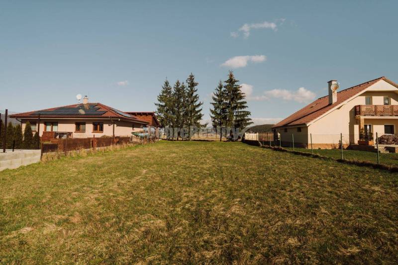 PREDAJ: Pozemok pre výstavbu rodinného domu vo Veľkej Lúke, 593 m2, ok