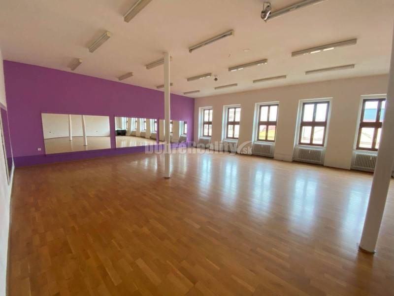 Na prenájom veľký, lukratívny komerčný priestor v centre mesta Lučenec