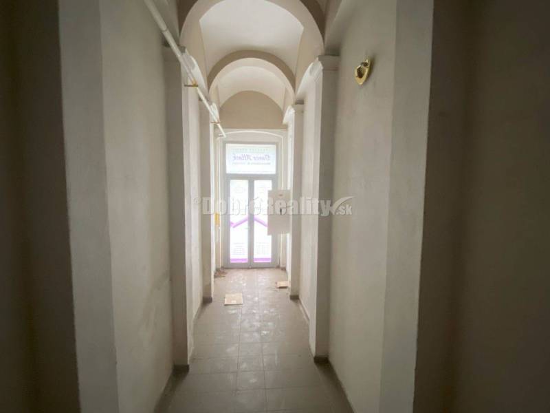 Na prenájom veľký, lukratívny komerčný priestor v centre mesta Lučenec