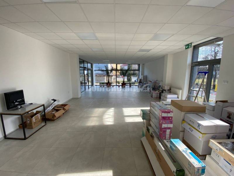 Na prenájom  pekný obchodný priestor o rozlohe 110 m2 v Rimavskej Sobo