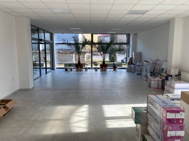 Na prenájom  pekný obchodný priestor o rozlohe 110 m2 v Rimavskej Sobo