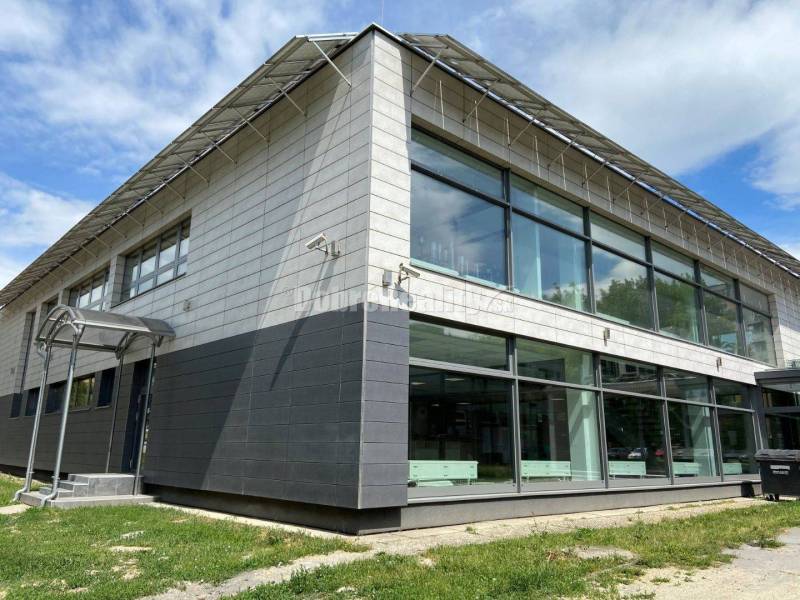 Na prenájom pekný komerčný priestor 72 m2 v krásne zrekonštruovanej bu