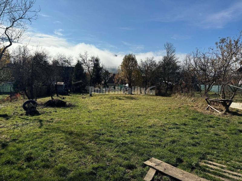 Slnečný pozemok s pôvodným kamenným domom v Michalovej