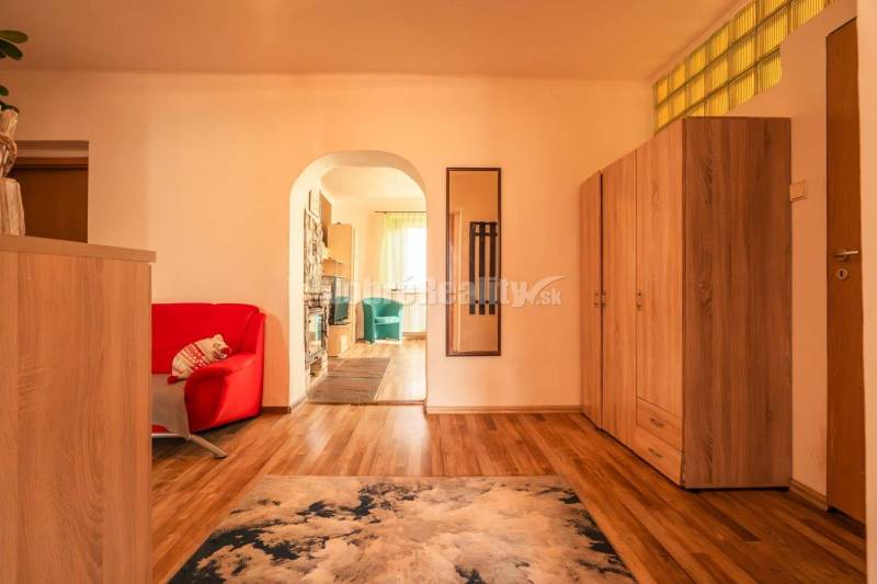 PREDAJ: Dvojgeneračný dom s veľkým pozemkom na okraji obce, 260 m2, Zá PREDAJ: Dvojgeneračný dom s veľkým pozemkom na okraji obce, 260 m2, Zá