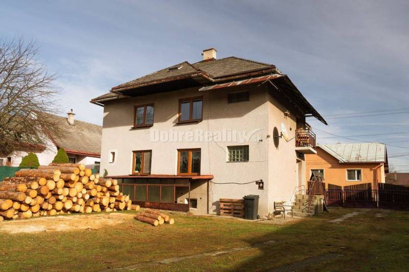 PREDAJ: Dvojgeneračný dom s veľkým pozemkom na okraji obce, 260 m2, Zá