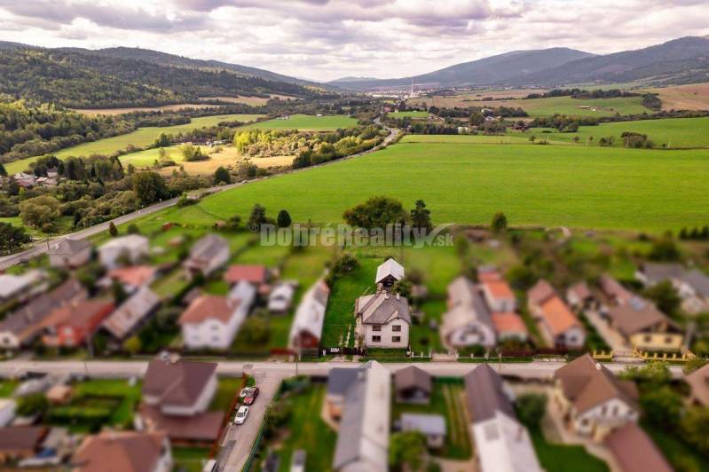 PREDAJ: Dvojgeneračný dom s veľkým pozemkom na okraji obce, 260 m2, Zá