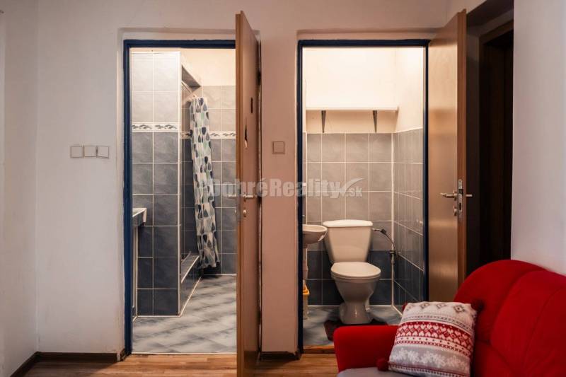 PREDAJ: Dvojgeneračný dom s veľkým pozemkom na okraji obce, 260 m2, Zá
