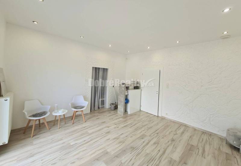 Na predaj priestor na prízemí 42.30m2 s výkladom do ulice na hlavnú ce