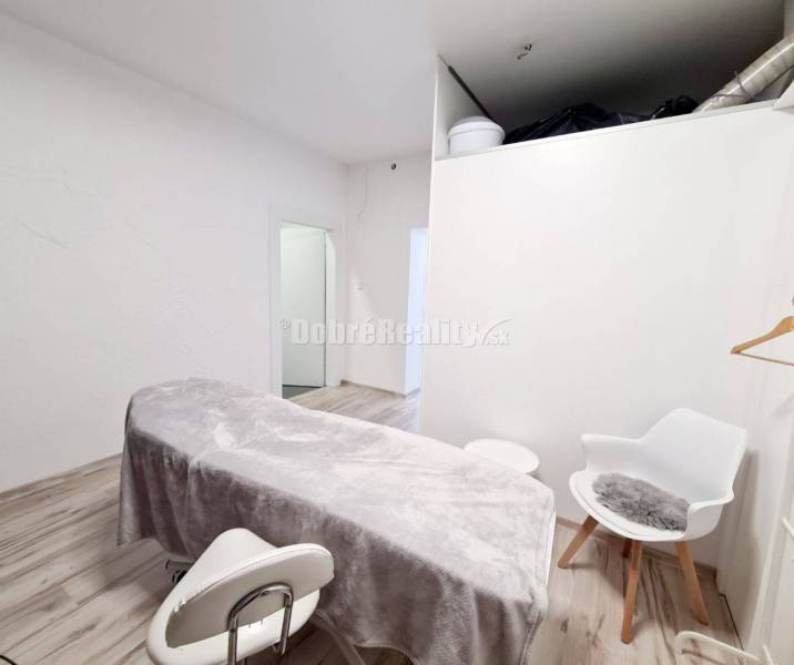 Dobré reality - na predaj priestor na prízemí 42.30m2 s výkladom do ul