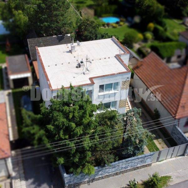 Dvojgeneračný RD v Ludaniciach, tichá ulica
