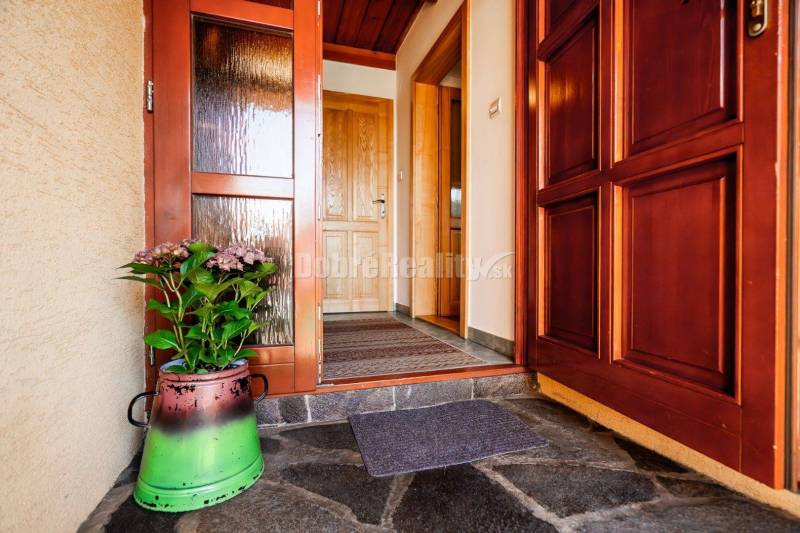 PREDAJ: Rodinný dom na brehu Čierneho Hrona s menším pozemkom, 160 m2,