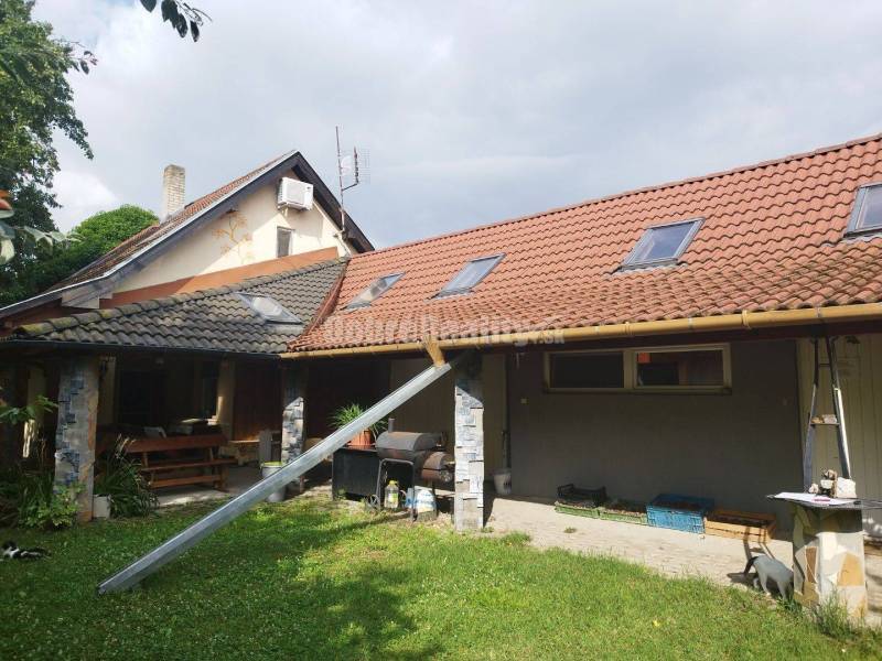 Viacgeneračný priestranný dom po kompletnej rekonštrukcii , vhodný aj 