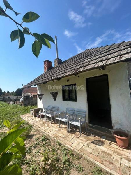 Exkluzívne, pozemok pri Váhu s malou chalúpkou, murovanou pecou a pivn