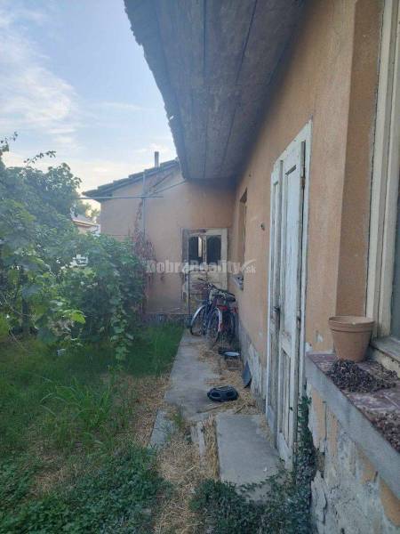 Starší rodinný dom v obci Vlčany , vhodný na kompletnú rekonštrukciu