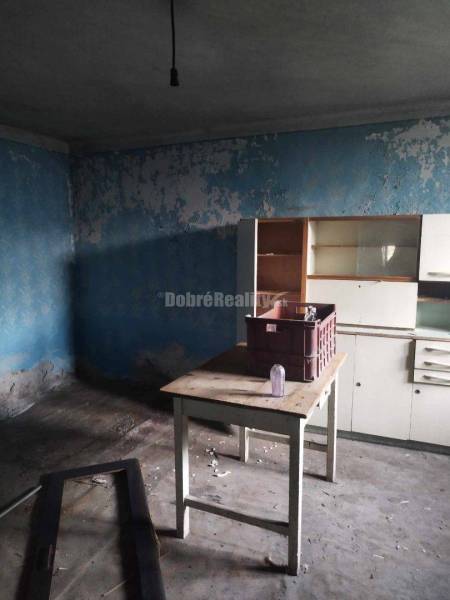 Starší rodinný dom v obci Vlčany , vhodný na kompletnú rekonštrukciu