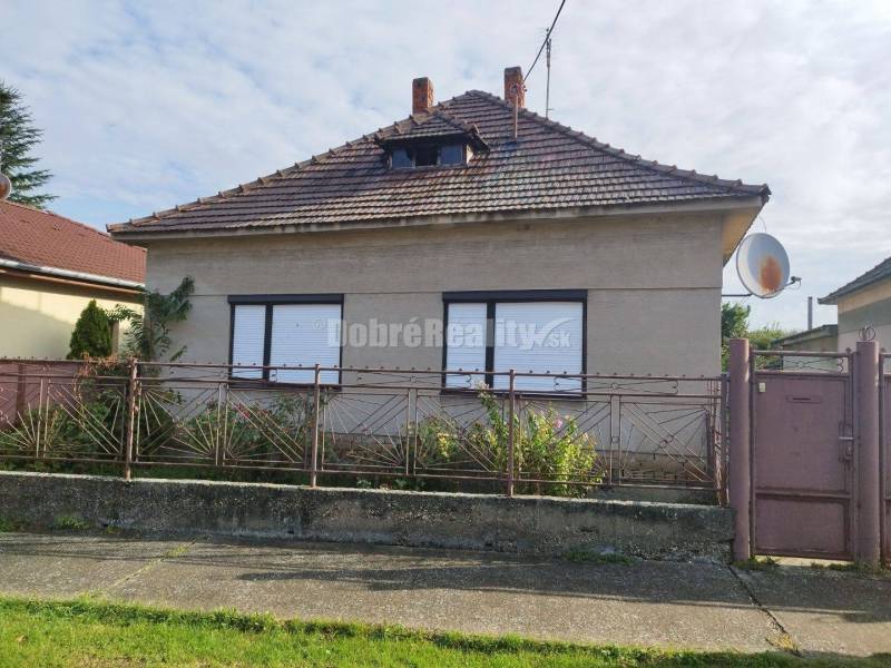 Zaujímavý a zachovalý 4 izbový rodinný dom v povodnom stave , v tichej