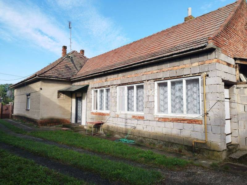 Zaujímavý a zachovalý 4 izbový rodinný dom v povodnom stave , v tichej