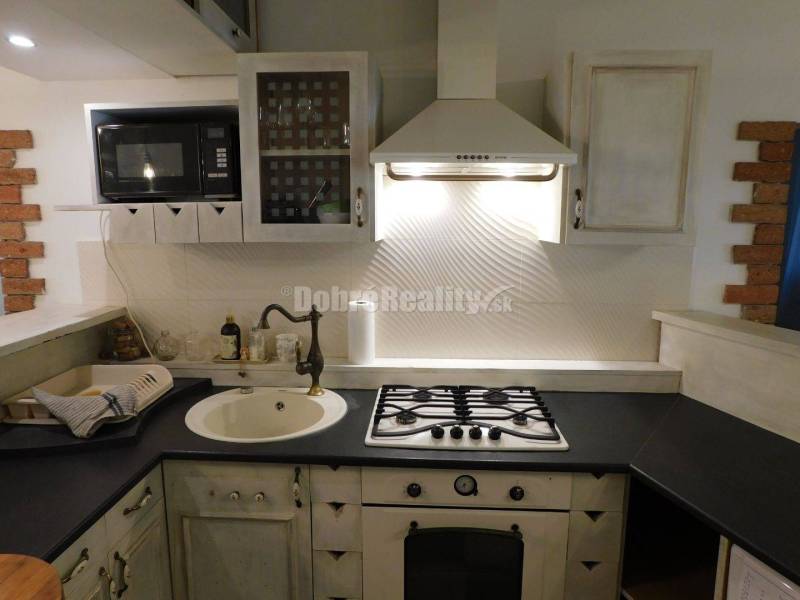 Ponúkame Vám na predaj priestranný, zrekonštruovaný 3-izb. byt vo vidi