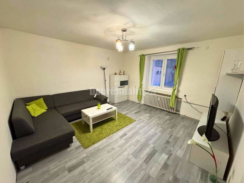 REZERVOVANÉ.......Na predaj 2 izbový veľkometrážny byt v Handlovej v b