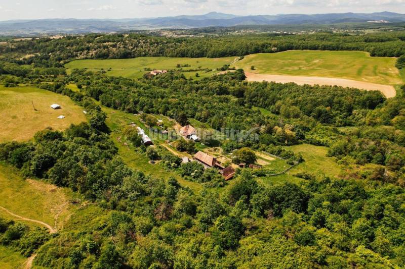 PREDAJ OD JEDNÉHO MAJITEĽA: Usadlosť U Rusnákov - 2 rodinné domy, hosp