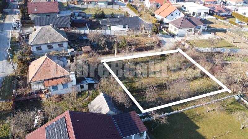 Krásny pozemok v tichej ulici