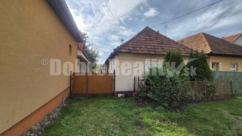 Veľký pozemok s domom.