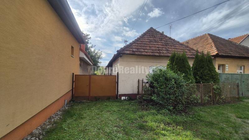 Veľký pozemok s domom.