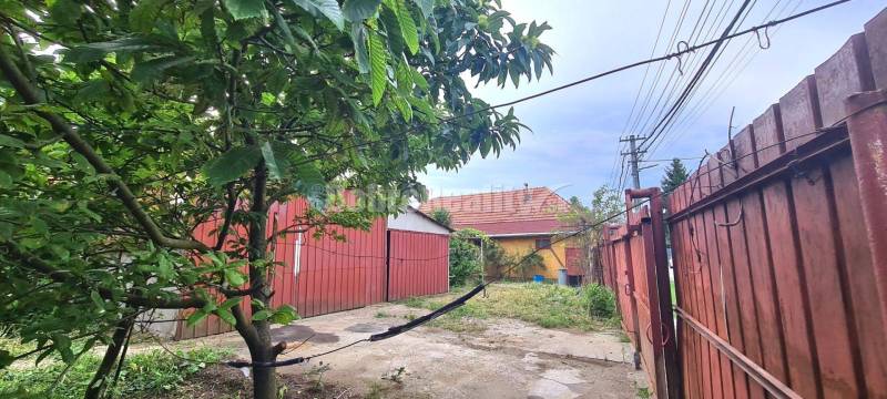 Dobré reality- široký pozemok 754m2 v pokojnej ulici v obce Tešedíkovo