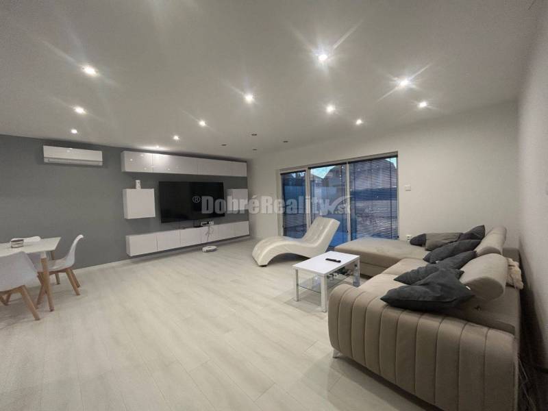 Štýlový rodinný dom z lodných kontajnerov, na predaj.