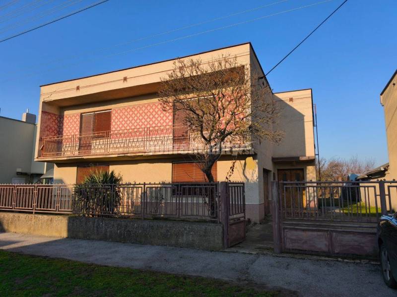 Priestranný ,slnečný rodinný dom v pôvodnom stave , vhodný na rekonštr