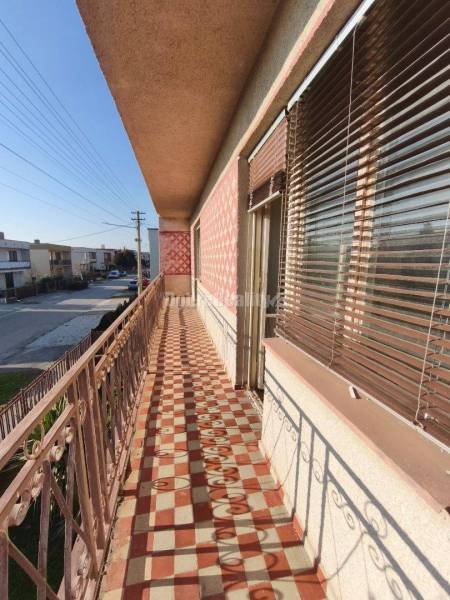 Priestranný ,slnečný rodinný dom v pôvodnom stave , vhodný na rekonštr