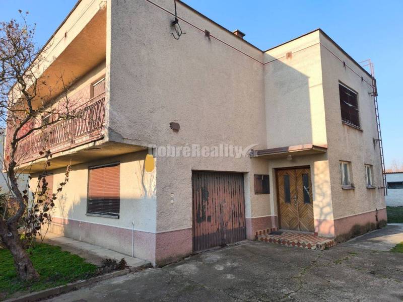 Priestranný ,slnečný rodinný dom v pôvodnom stave , vhodný na rekonštr