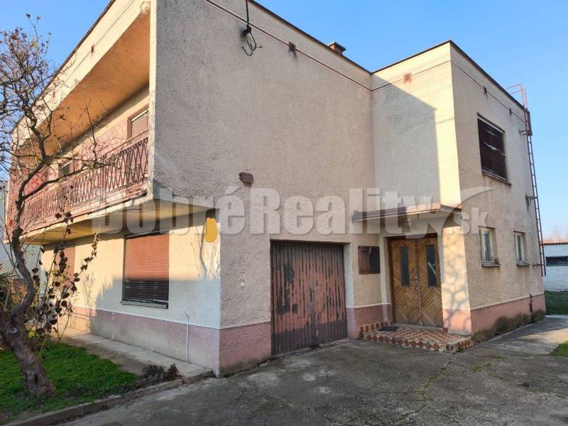 Priestranný ,slnečný rodinný dom v pôvodnom stave , vhodný na rekonštr