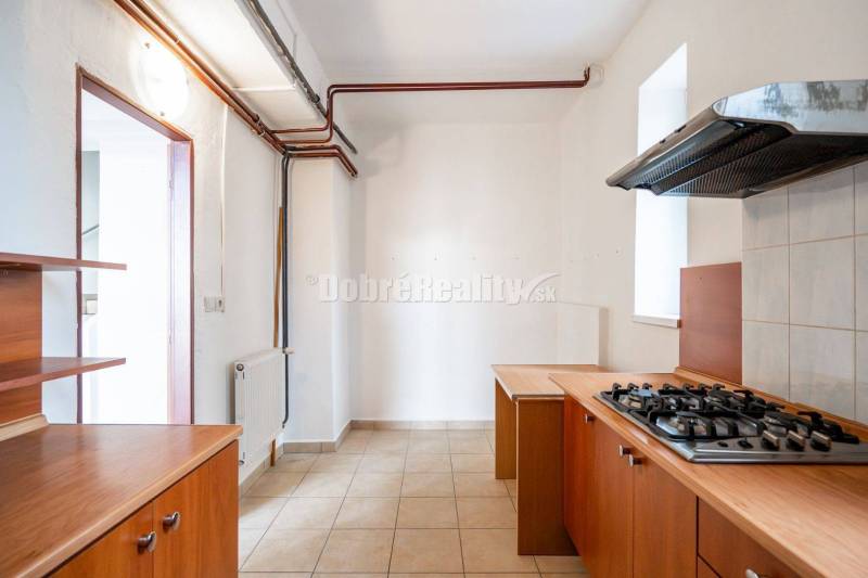 PRENÁJOM: Atraktívny prevádzkový priestor so samostatným vstupom, 262 