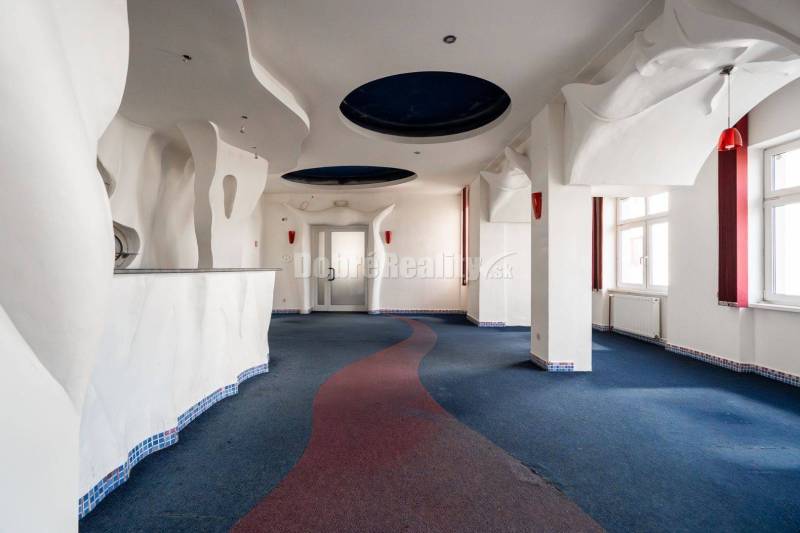 PRENÁJOM: Atraktívny prevádzkový priestor so samostatným vstupom, 262 