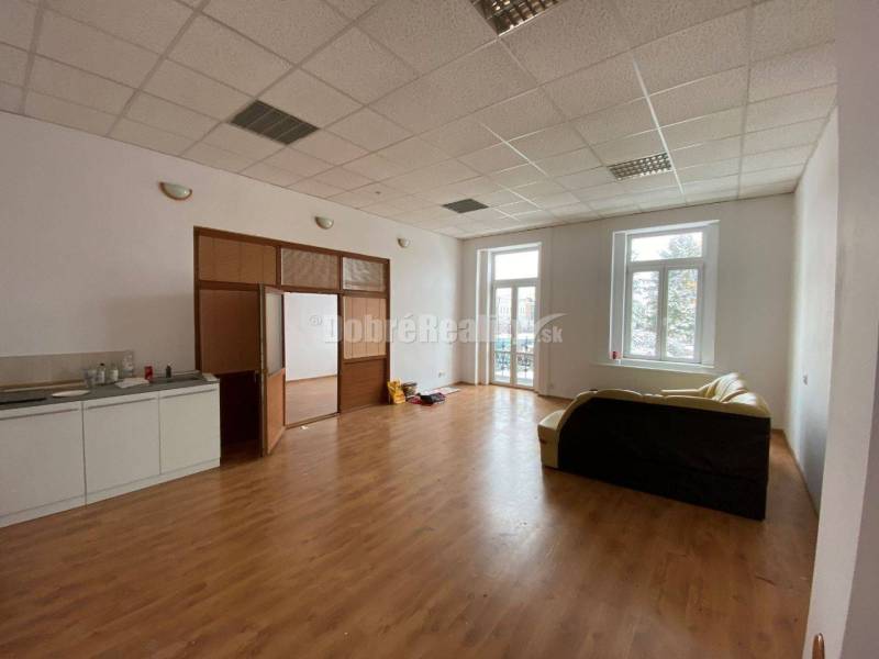 Na prenájom lukratívne komerčné priestory na Hlavnom námestí v Rimavsk