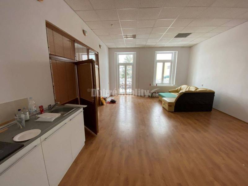 Na prenájom lukratívne komerčné priestory na Hlavnom námestí v Rimavsk