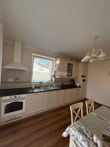 Unikátny 4 izbový rodinný dom pri jazere, kompletne zariadený, voľný i