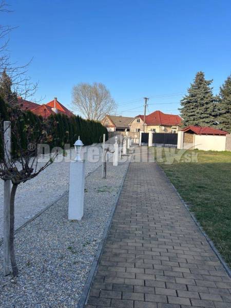 Unikátny 4 izbový rodinný dom pri jazere, kompletne zariadený, voľný i