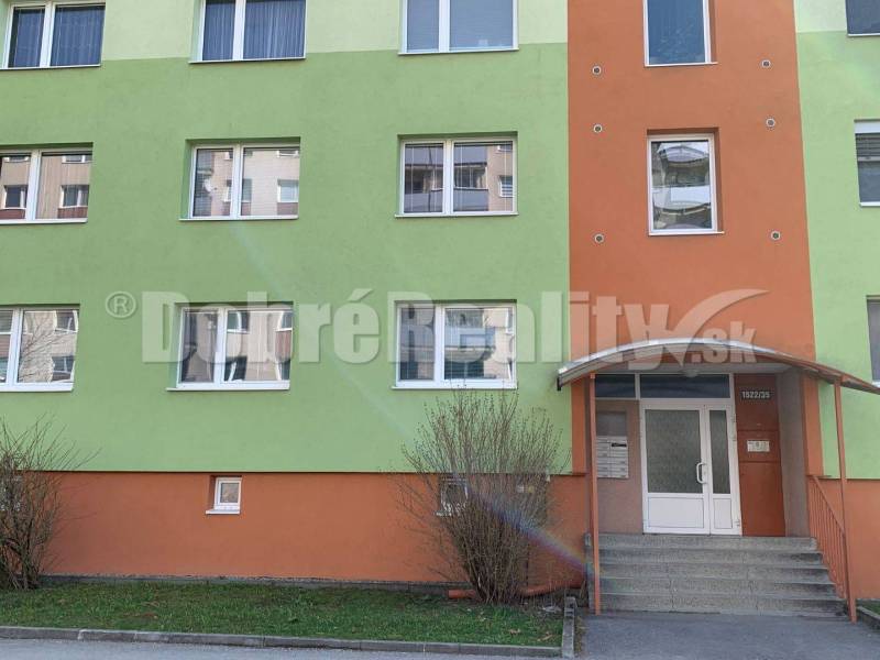 Predaj - Slnečný 4 izbový byt na skvelom mieste v Zakvášove v Pov. Bys