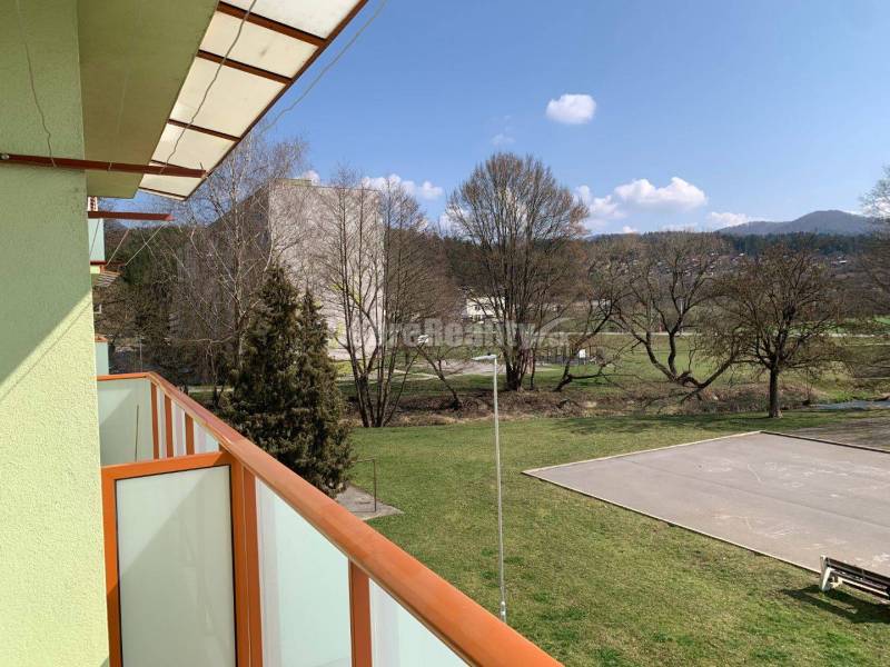 Znížená cena - Slnečný 4 - izb. byt na skvelom mieste v Zakvášove v Po