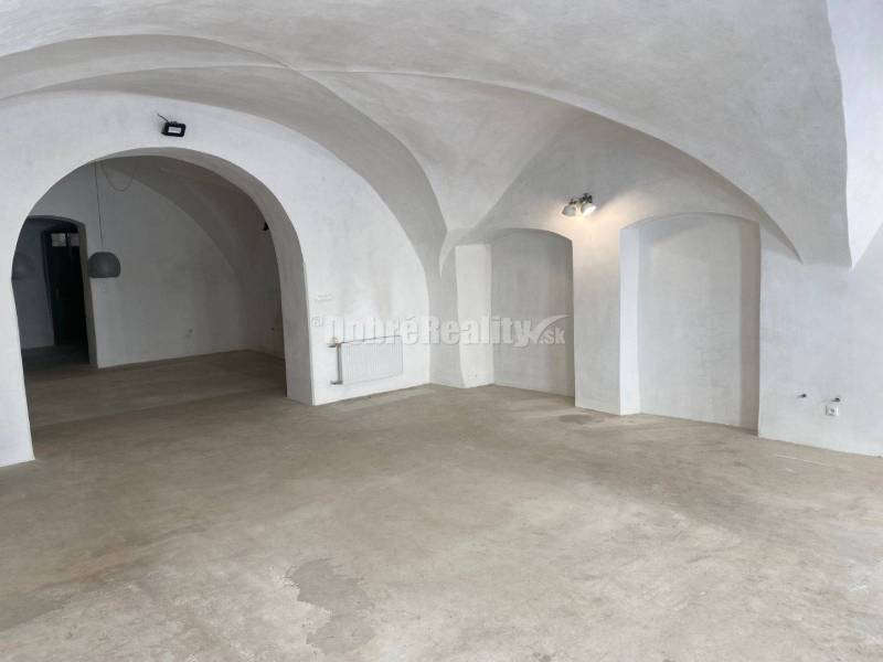 Na prenájom obchodný priestor v historickom centre mesta Banská Štiavn