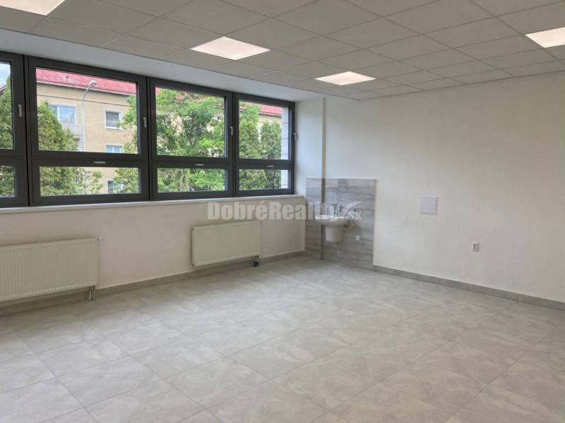 Na prenájom pekný komerčný priestor v luxusne zrekonštruovanej multifu Na prenájom pekný komerčný priestor v luxusne zrekonštruovanej multifu