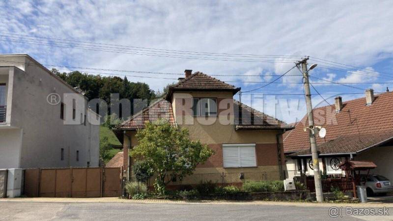 Rodinný dom s veľkým pozemkom v krásnom a tichom prostredí v blízkosti