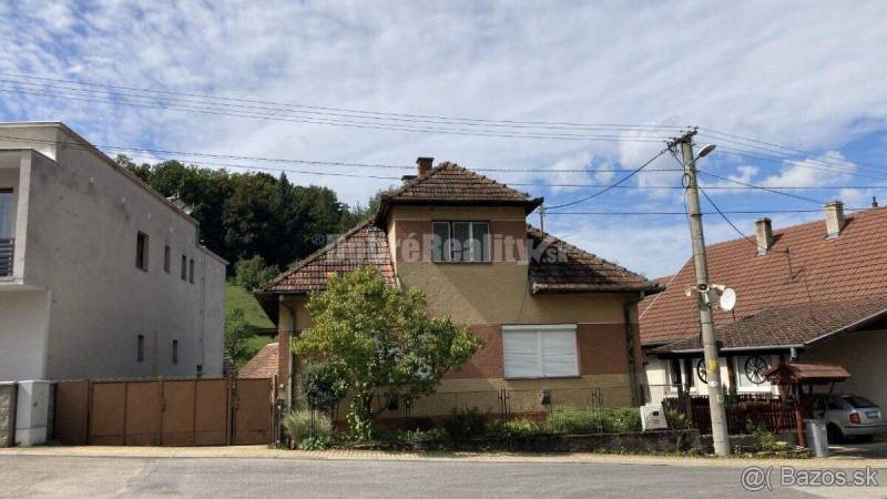 Rodinný dom s veľkým pozemkom v krásnom a tichom prostredí v blízkosti
