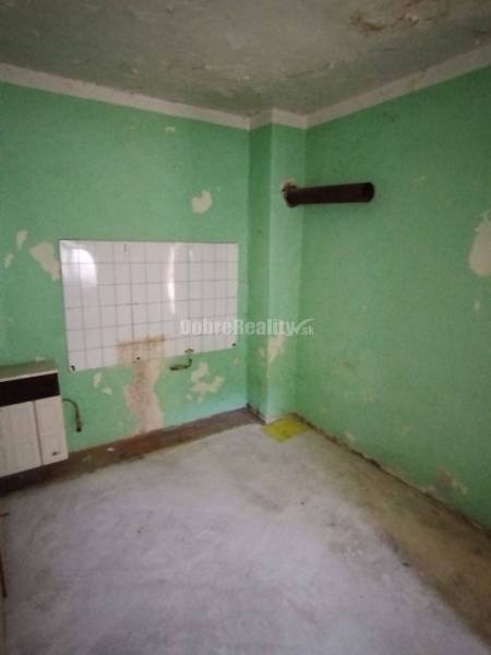 Veľký stavebný pozemok s rodinným domom v tichom prostredí . Veľký stavebný pozemok s rodinným domom v tichom prostredí .