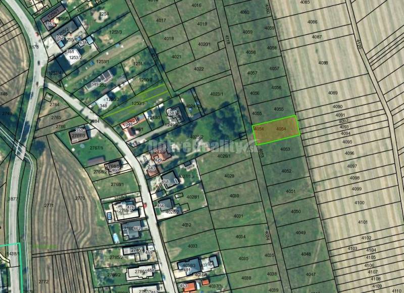 Rovinatý stavebný pozemok s výmerou 848 m2 v obci Mníchova Lehota.