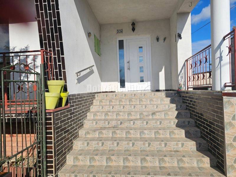 ZNÍŽENÁ CENA! DVOJGENERAČNÝ RD - v obci Hrušovany na pozemku 735m2