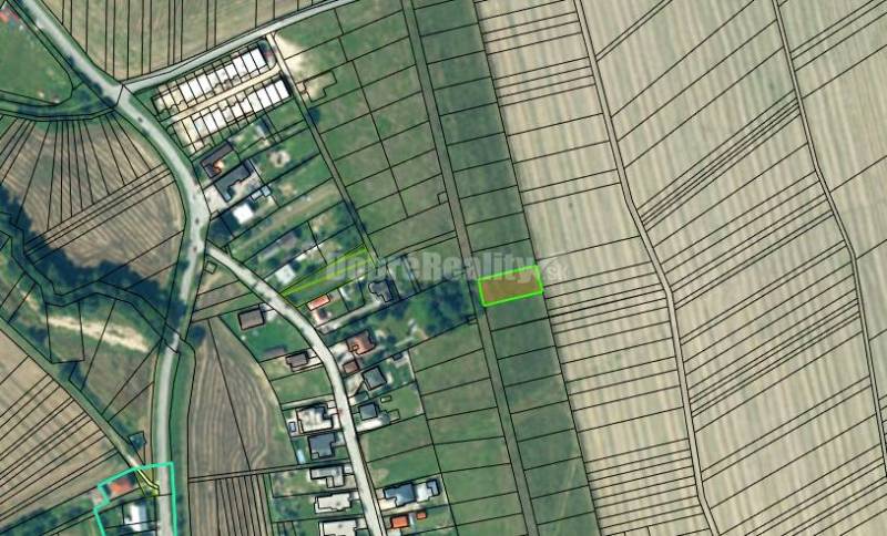 Rovinatý stavebný pozemok s výmerou 848 m2 v obci Mníchova Lehota